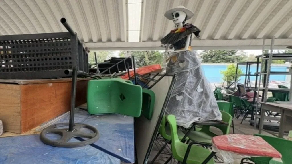 Alumnos se quedan sin plantel en Tepetlaoxtoc; autoridades derribaron la escuela