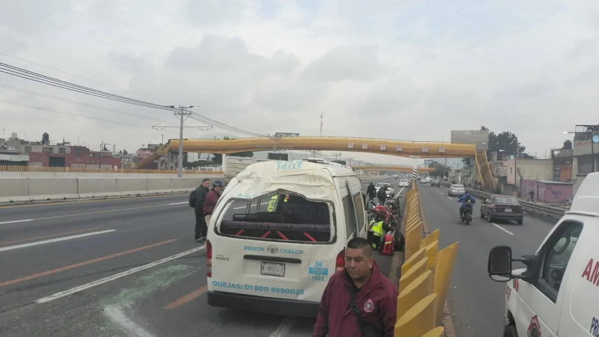 Se registra volcadura de transporte público en la México-Puebla