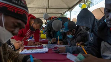Edomex ayuda a regularizar a 320 migrantes mexiquenses