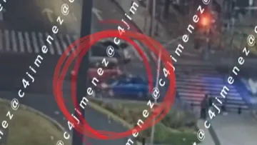 [VIDEO] Así fue el momento en que un vehículo impacta a Roberto y lo arrastra varios metros en Iztapalapa