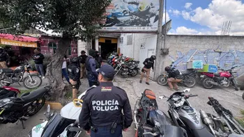 Aseguran motos, arma y motor con número esmerilado durante operativo en Toluca.