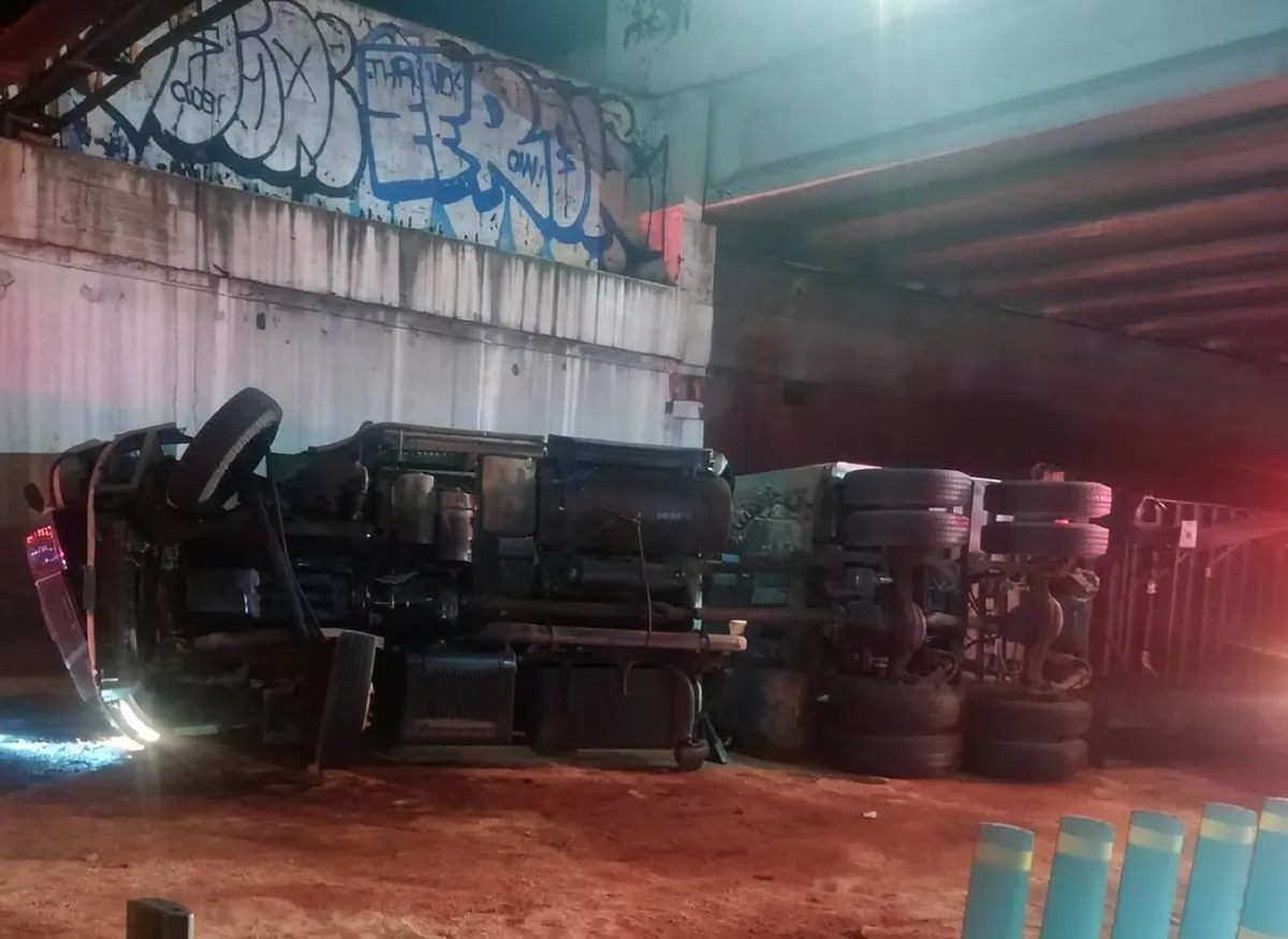 Tráiler volcado provoca cierre en Alfredo del Mazo, Toluca