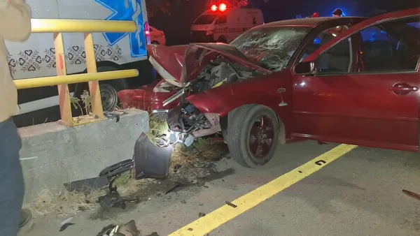 En el lugar se apreciaban huellas de frenado que indicaban que el conductor habría intentado detener la unidad varios metros antes del choque.