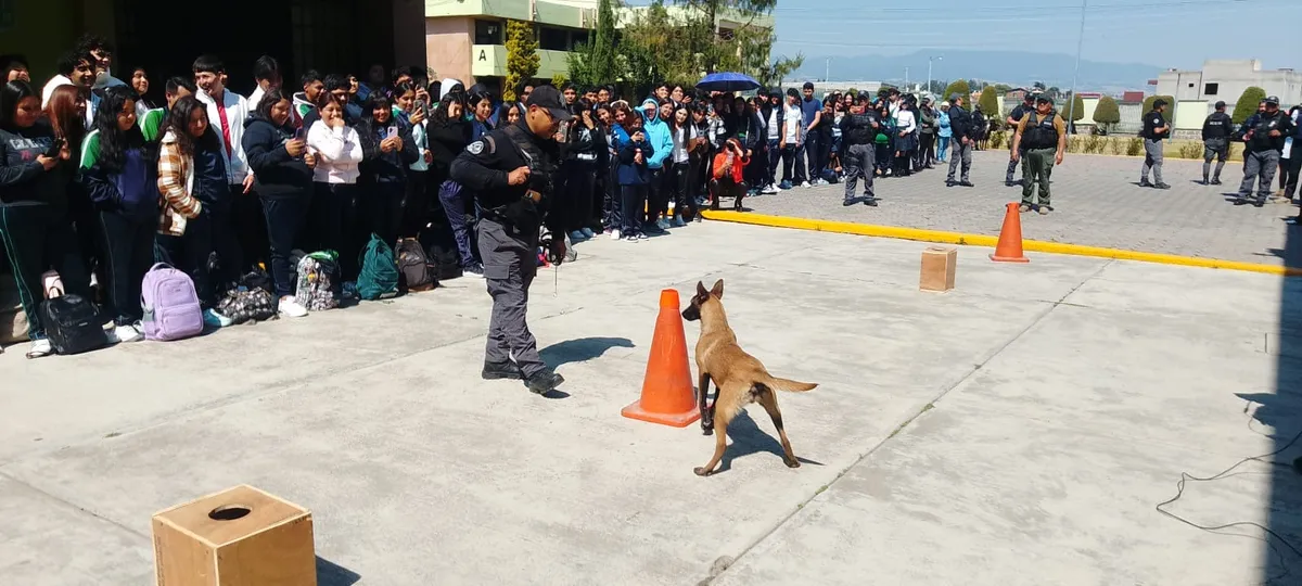 Binomios caninos de la Policía de Toluca impresionan a estudiantes del CECYTEM