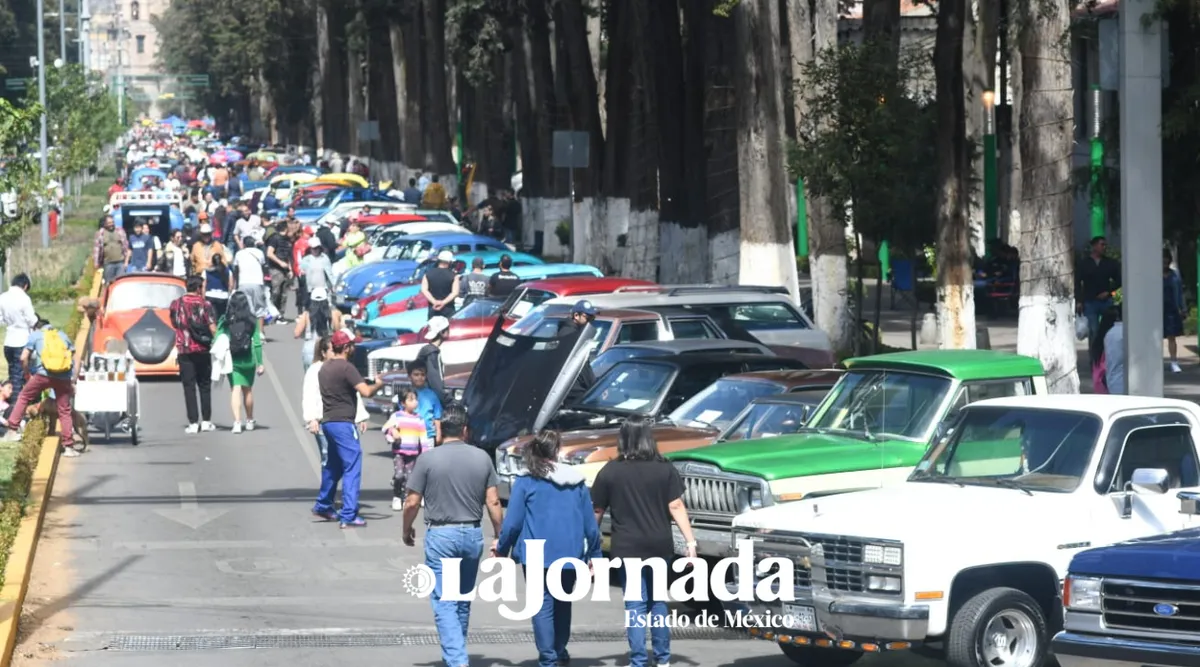 Toluca: Más de 150 autos clásicos desfilan en calles mexiquenses