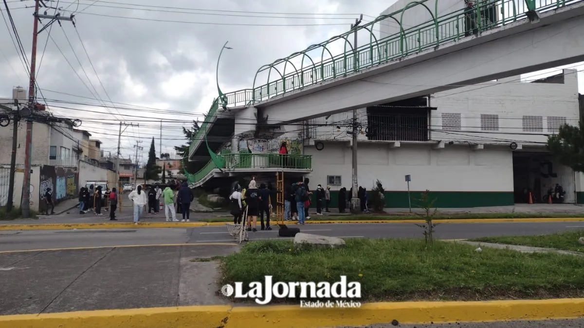 UAEMéx: Estudiantes de Humanidades bloquean Tollocan; exigen destitución de su directora
