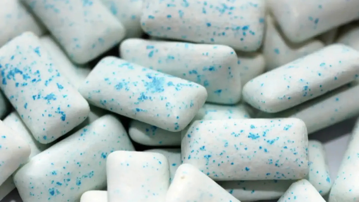 Cada chicle que masticas podría estar llenando tu cuerpo de microplásticos.