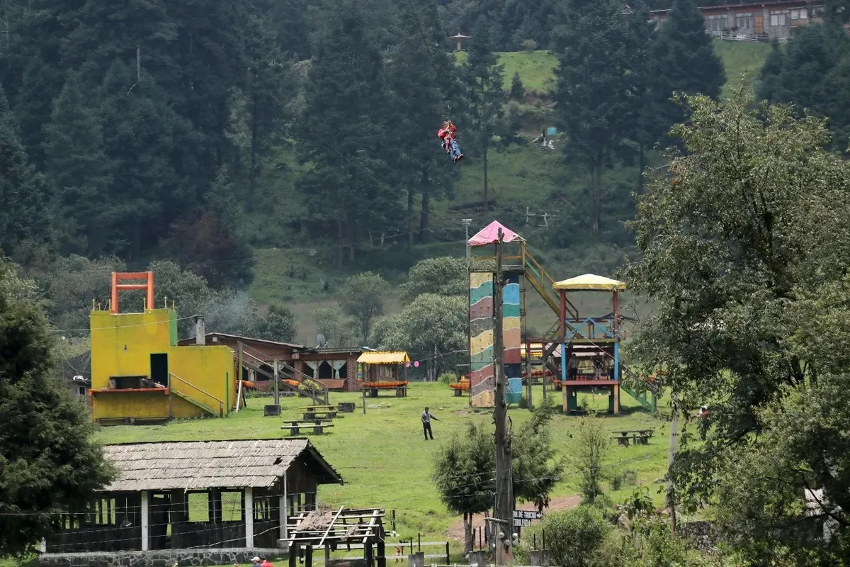 Menor de edad cae de tirolesa en la marquesa
