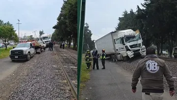 Camión termina sobre el camellón de Tollocan; atienden al conductor por cortada en una mano.