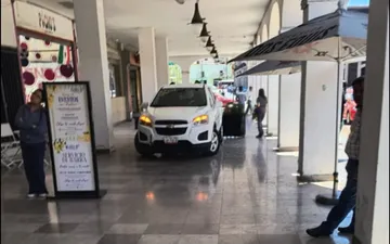 Camioneta termina en los Portales de Toluca por falta de espacios en estacionamiento