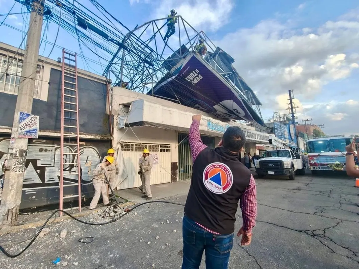 [VIDEO] Captan momento exacto en que colapsa espectacular en Ecatepec y cae