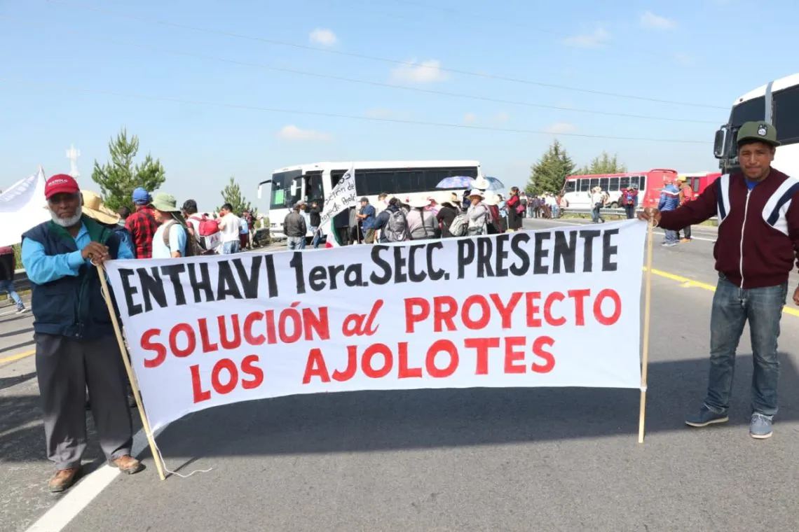 Temoayenses cierran vialidad; piden acceso al agua potable