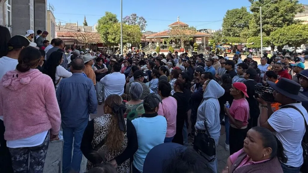 Vecinos de Capulhuac toman el palacio municipal, exigen renuncia de la alcaldesa