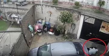 VIDEO | Aparece impactante socavón dentro de una casa en Valle de Chalco; hombre cae