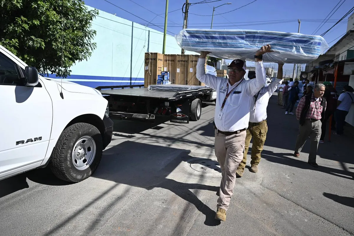 Entregan enseres domésticos a familias afectadas por lluvias en Chalco