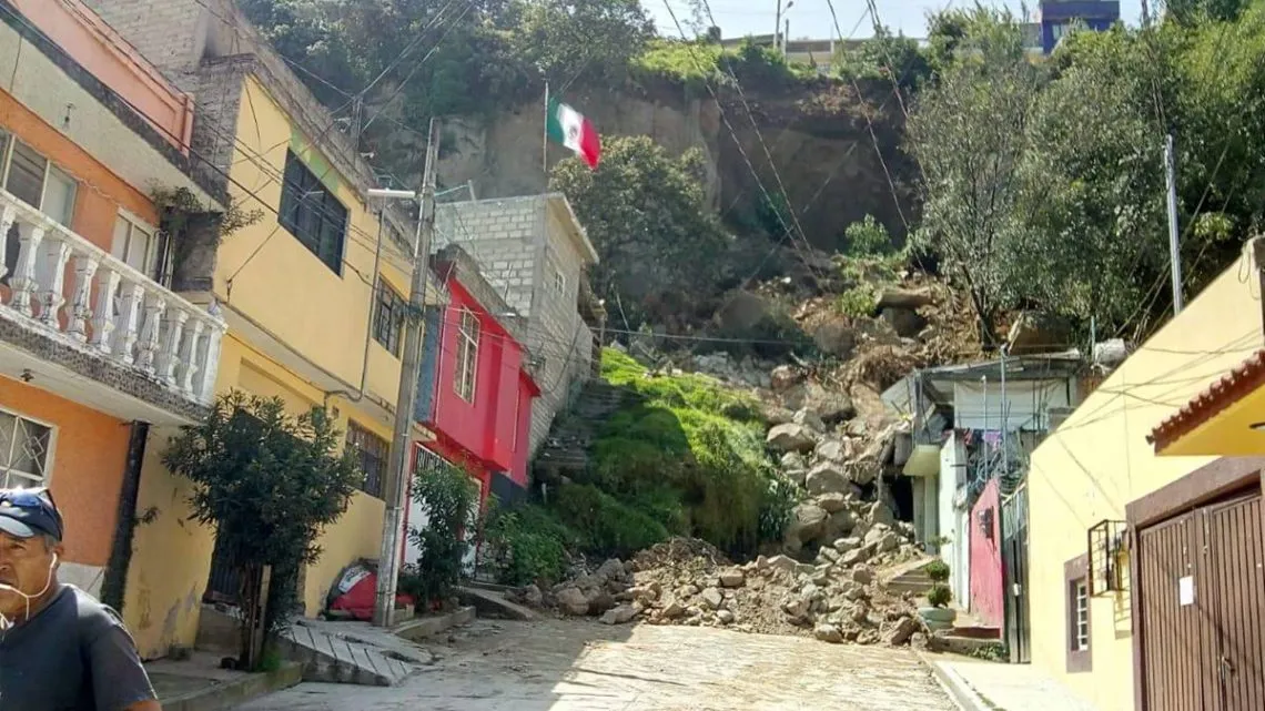 Naucalpan: Viven con miedo 58 familias por desprendimiento de piedras en cerro