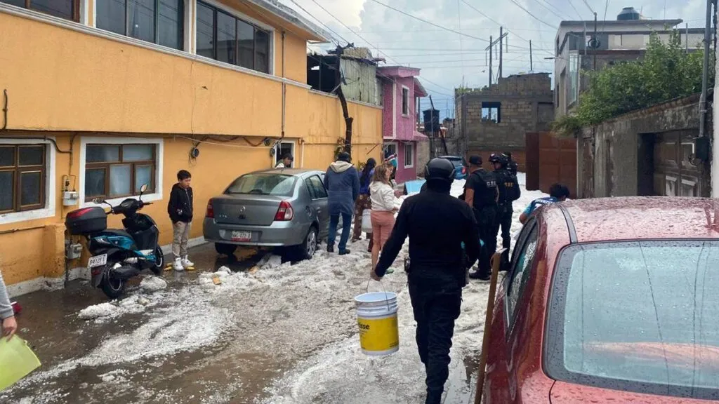 Bajo el agua principales avenidas en Toluca