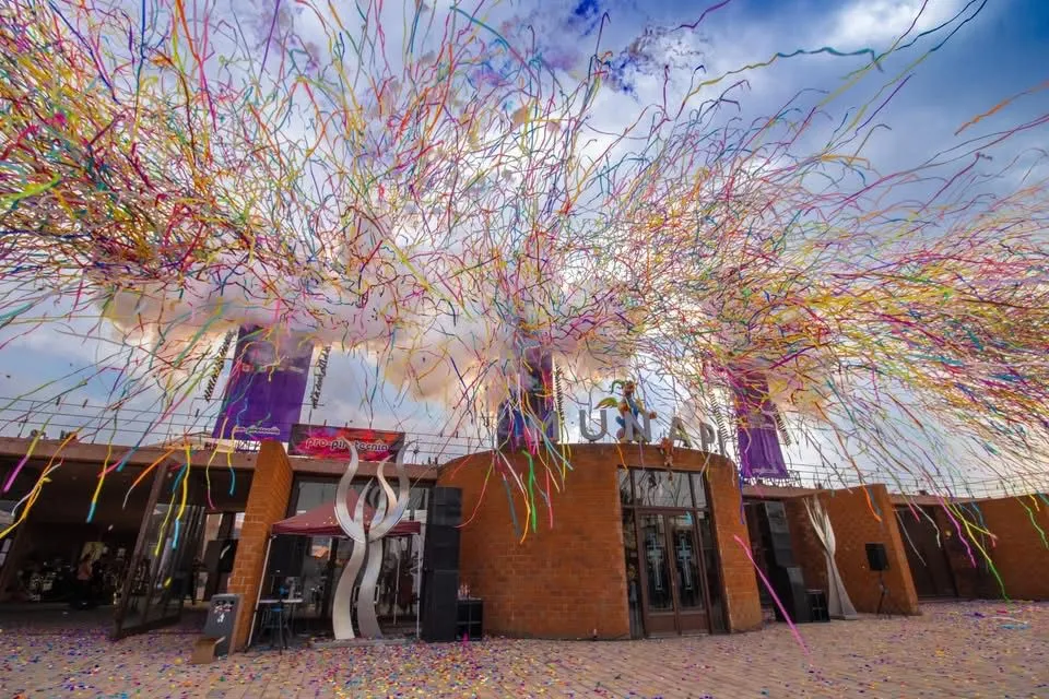 Artesanos llenan de color la Feria Internacional de la Pirotecnia en Tultepec