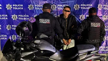Cae otro motorratón en Toluca, tenía orden de reaprehensión vigente
