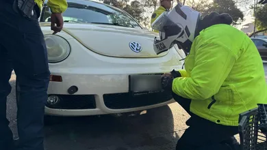 La SSC aplica multas y retención vehicular a conductores con placas obstruidas.