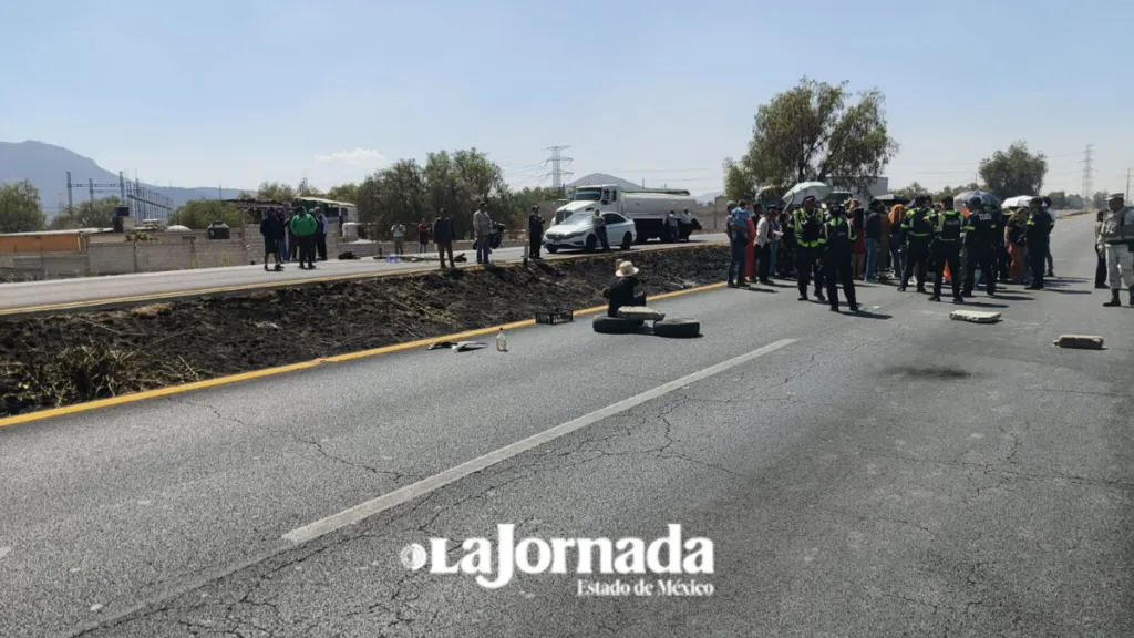 Vecinos de Teotihuacán bloquean por cierre de paradero en la México-Pirámides