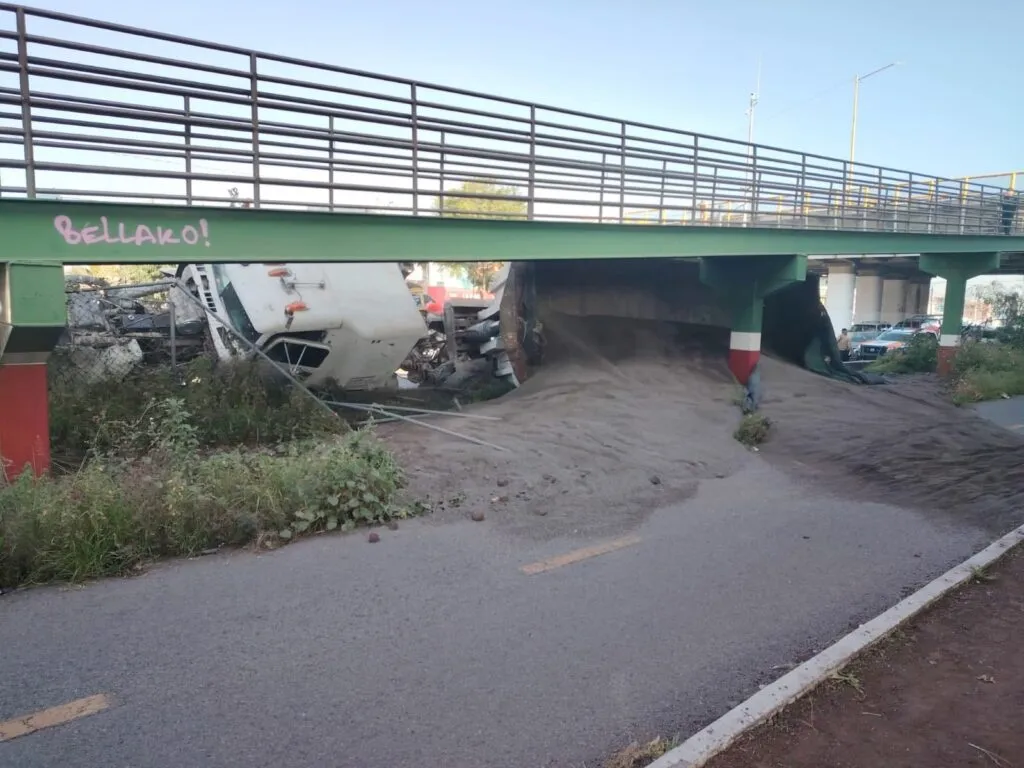 [VIDEO] Se vuelca tráiler en Metro Ecatepec con dirección a CDMX