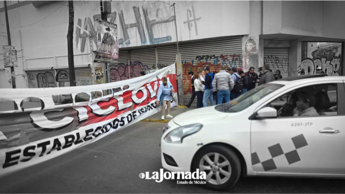 Comerciantes bloquean Isidro Fabela por desacuerdo de la ciclovía