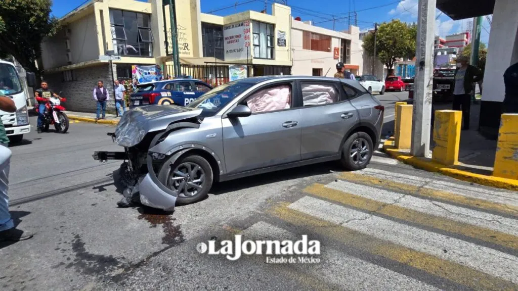 Choque en Toluca deja dos lesionados