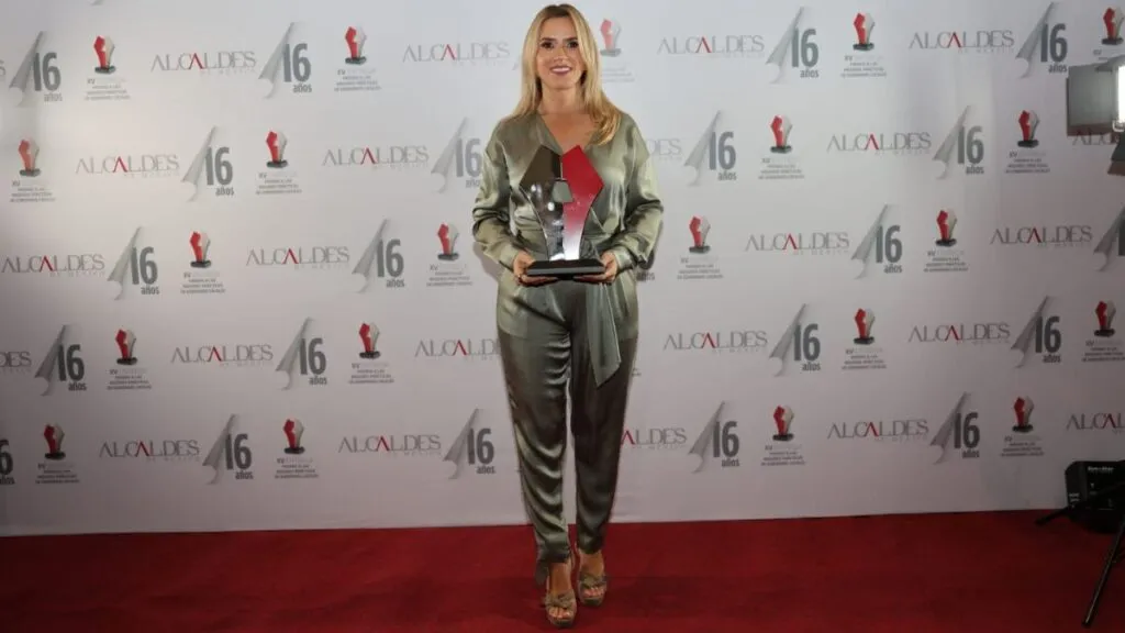 Romina contreras recibe el Premio Alcaldes por la puesta en marcha del Centro de Justicia Cívica