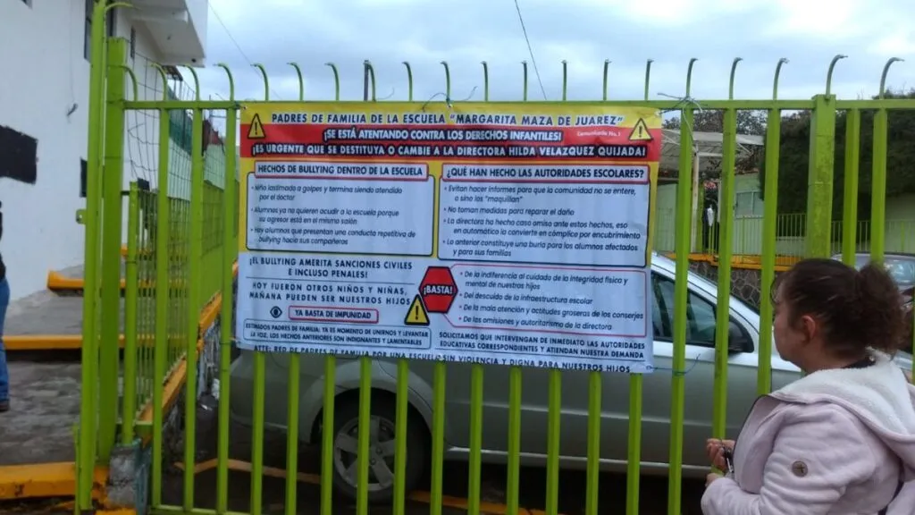 Padres de familia exigen renuncia de directora de Primaria Margarita Maza de Juárez