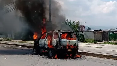 La turba enardecida retuvo a los agentes