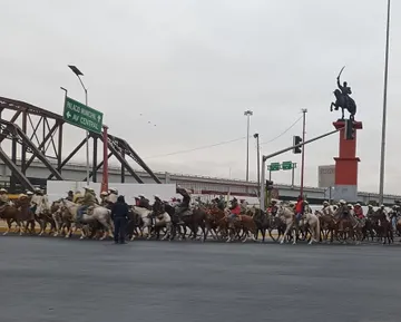 (VIDEO) Peregrinos a caballo cruzan el Edomex rumbo a la Basílica de Guadalupe