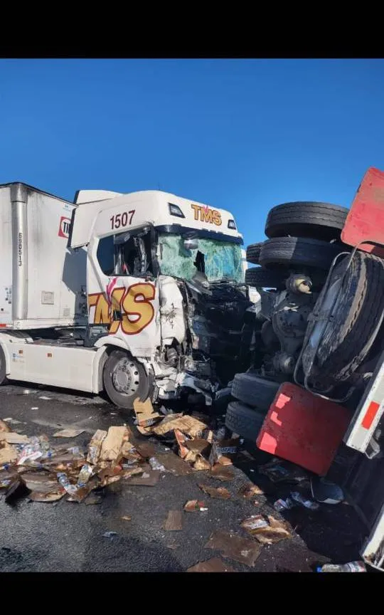 Vuelca tráiler cargado de aceite en la México-Tulancingo