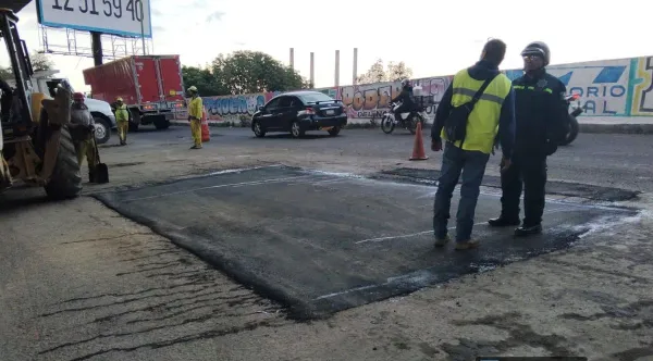 La avería de 3.5 metros de profundidad por tres metros de ancho podría estar relacionada con escurrimientos provenientes del Segundo Piso del Periférico o Viaducto Elevado.