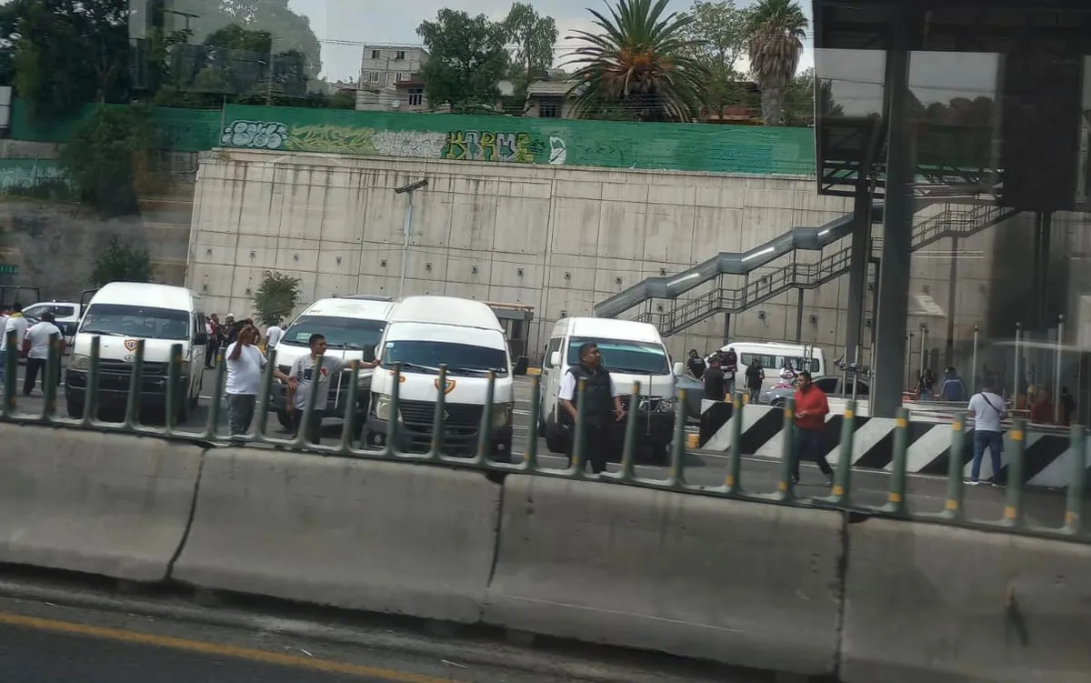 Transportistas se plantan sobre la autopista México-Pachuca