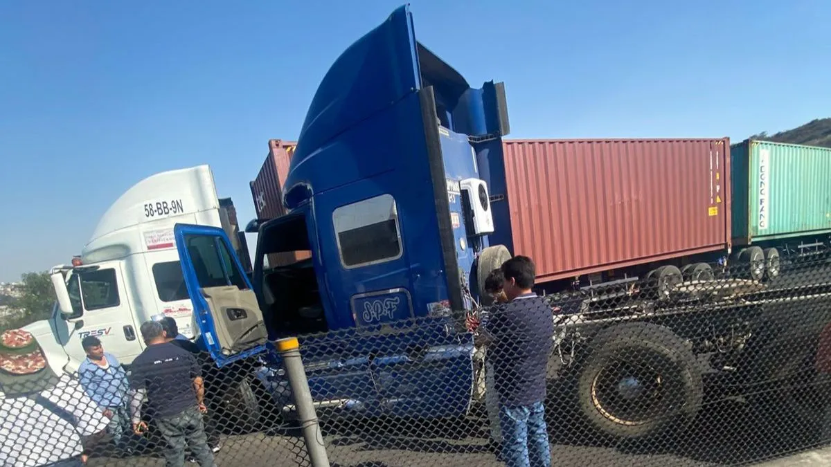 Chamapa-Lechería cerrada por choque de tractocamiones