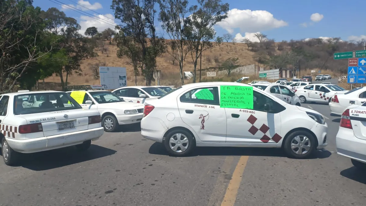 Taxistas bloquean accesos a Ixtapan de la Sal y Tonatico