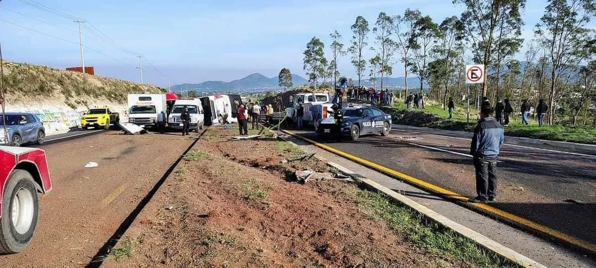 Edomex: Choque entre autobús y dos tráileres deja un muerto y varios heridos
