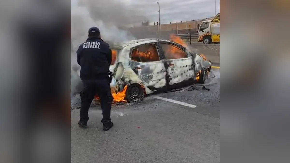 Automóvil se incendia en Circuito Exterior Mexiquense [VIDEO]