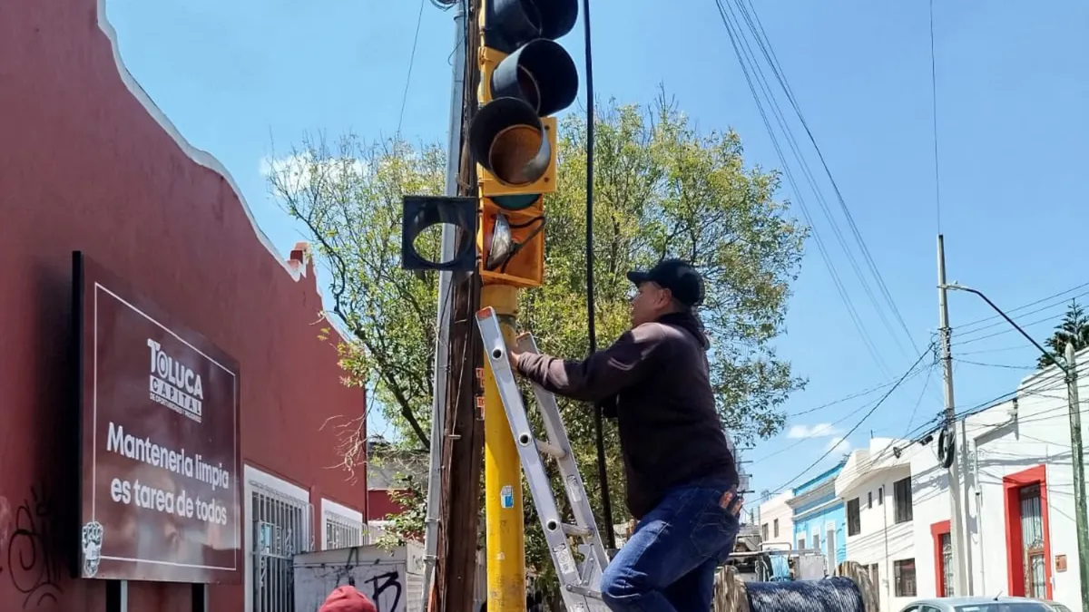 Arreglan semáforos descompuestos en Toluca