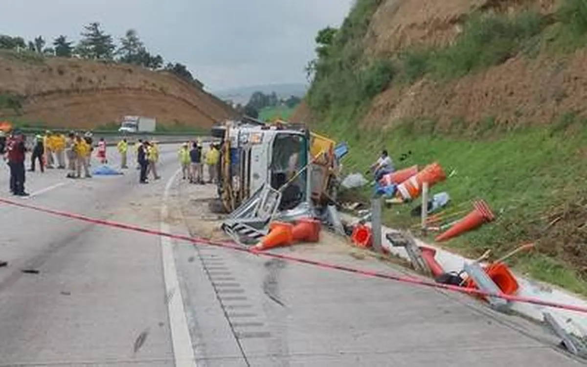 Múltiples víctimas en choque, tráiler embiste a trabajadores de mantenimiento