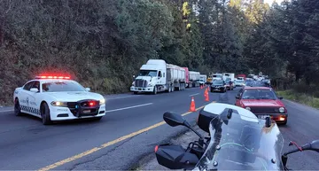 Carretera Federal México-Toluca, colapsada por accidente de tráiler