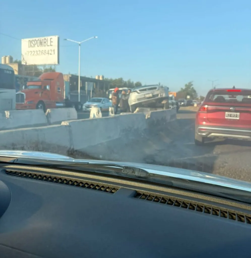 Auto choca contra muro en la Toluca-Naucalpan y genera tráfico