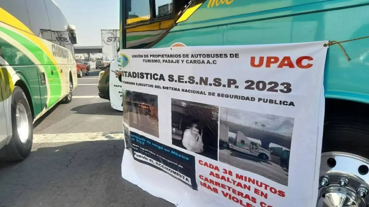 El cierre parcial de la vialidad por el bloqueo de transportistas ha generado una importante afectación en el tránsito.