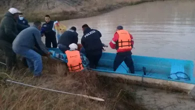 Niña cae a presa