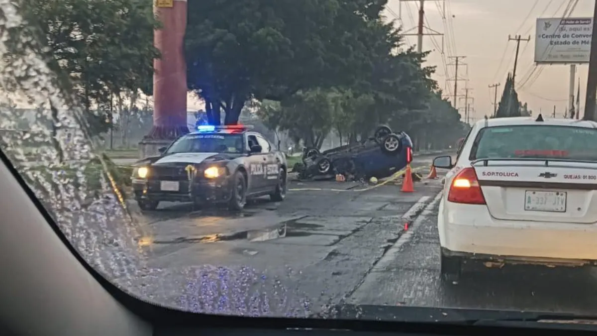 Toluca: Se registra volcadura en Bulevar Aeropuerto