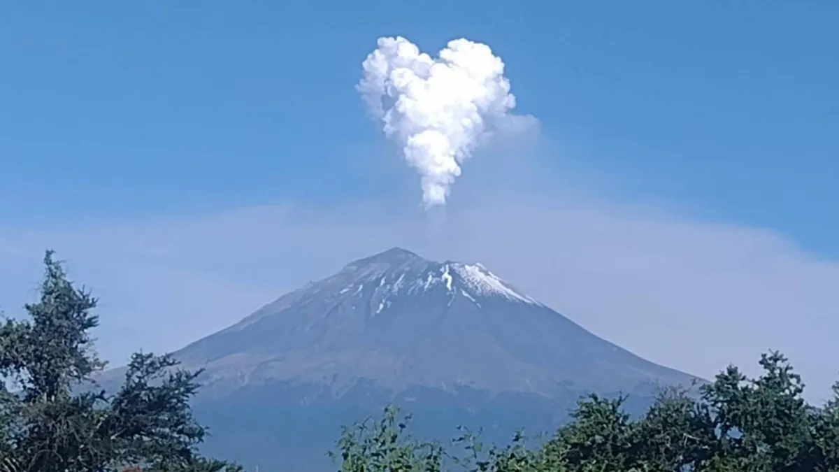 [FOTOS] El Popocatépetl está enamorado, así fue captada la fumarola en forma de corazón