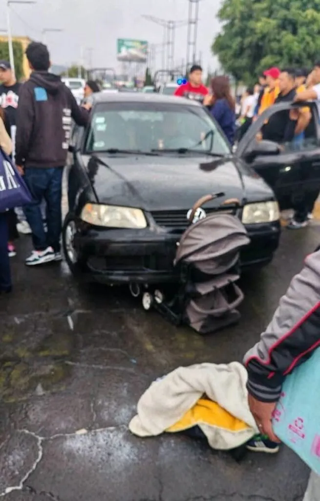 Atropellan a mujer con su bebé en carriola en calles de Valle de Chalco