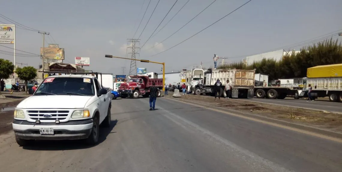 Transportistas cierran por completo la Texcoco-Lechería, en Ecatepec