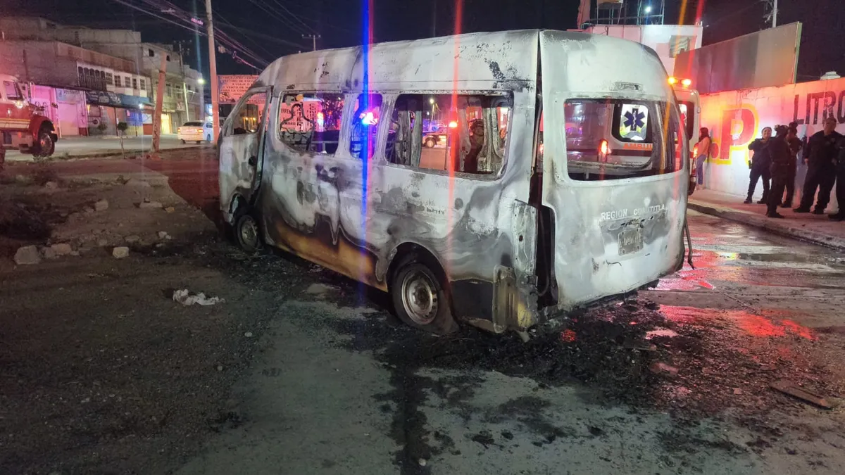 [VIDEO] Bomberos sofocan incendio de combi en Ecatepec